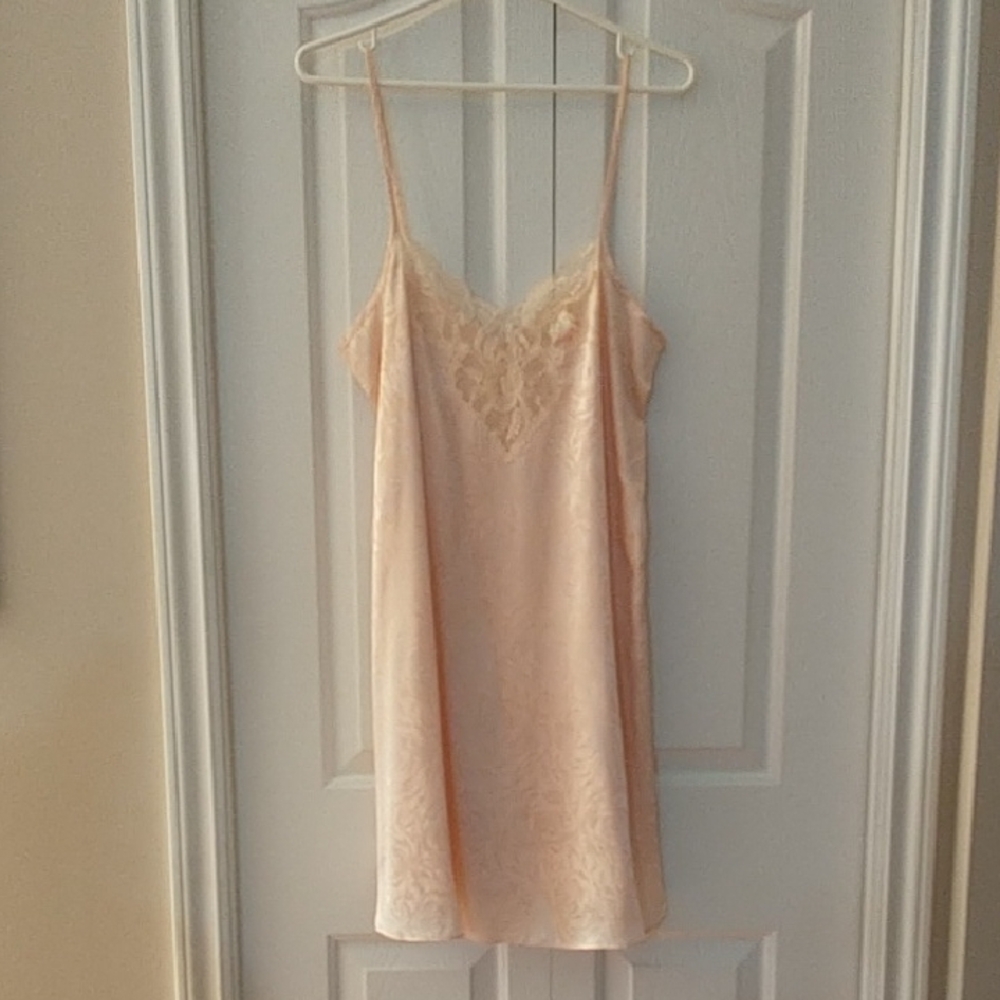 🇨🇦Elegant Peach Rounded Hem Slipstyle Nightie🇨🇦 Medium